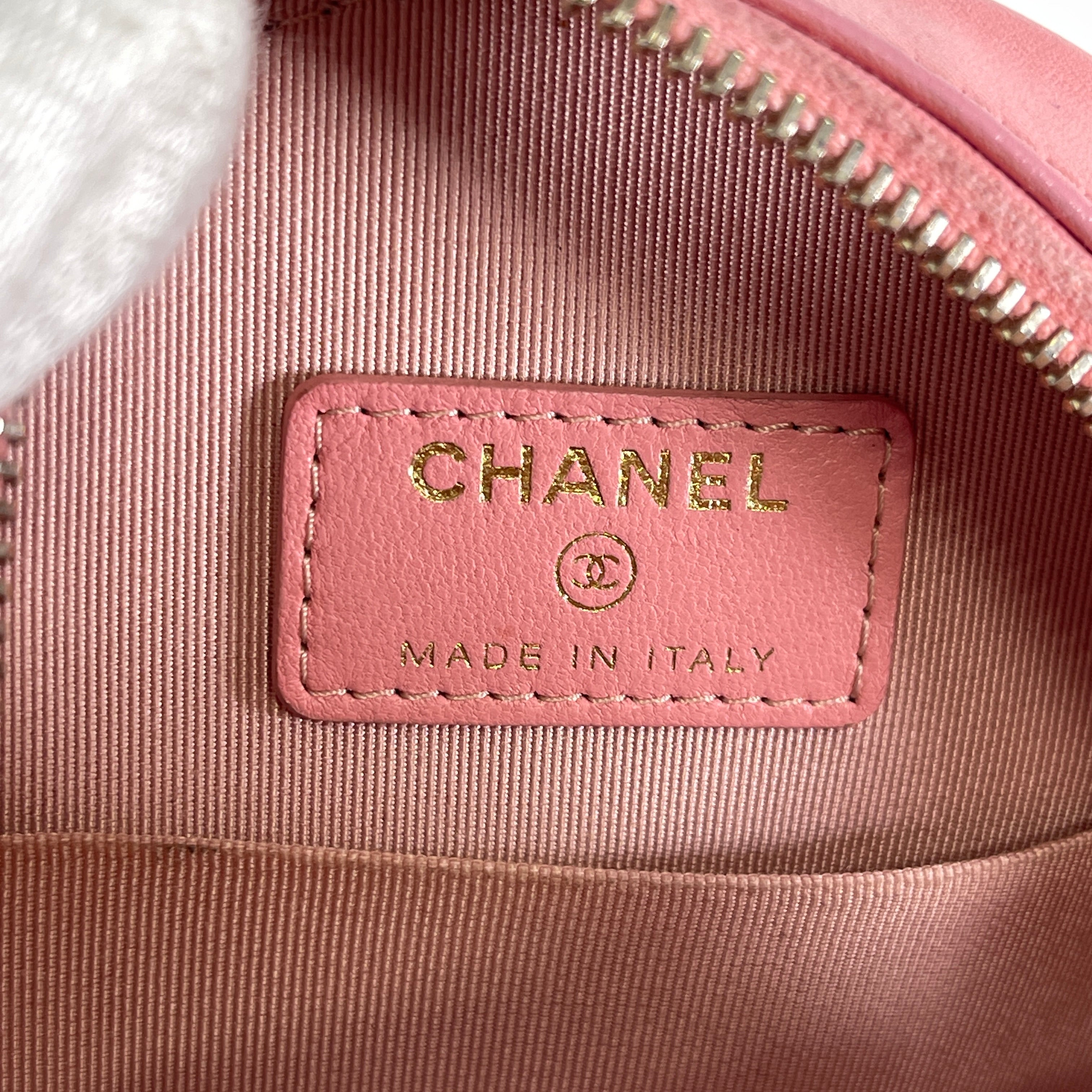 2601 CHANEL Chain Shoulder Bag