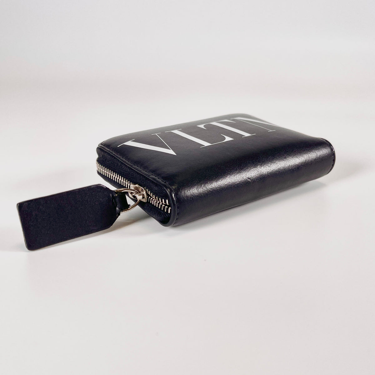 2603 secondhand VALENTINO wallet GARAVANI/ Round Zip Wallet UY2P0R48LVN/ black / leather