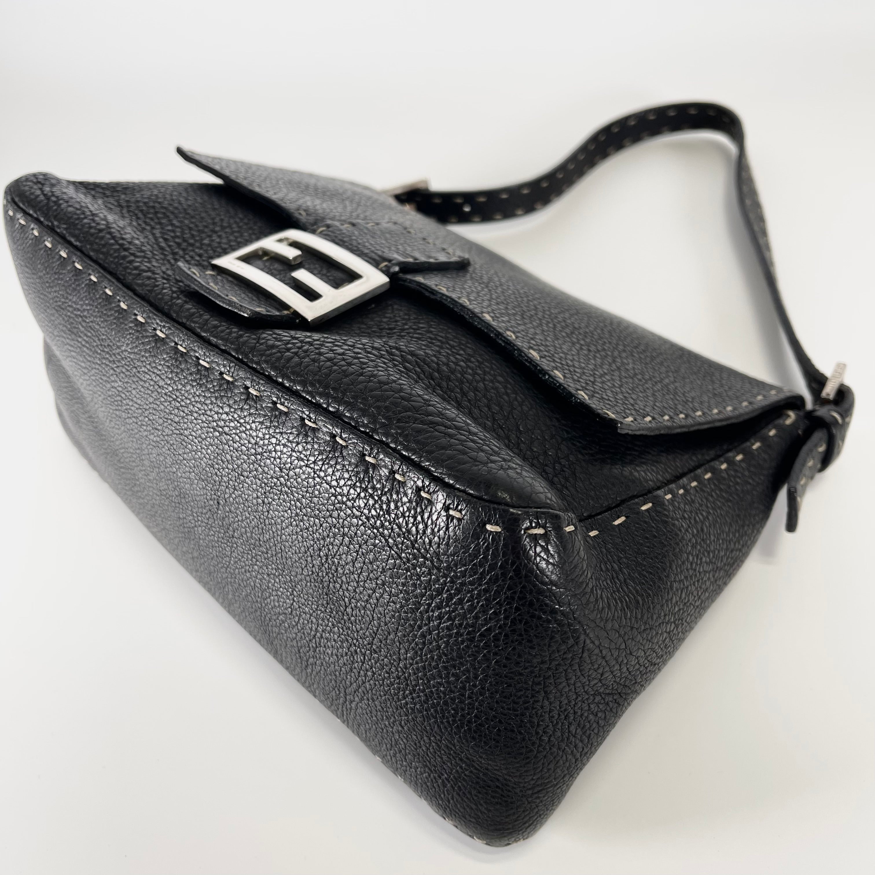 2601 secondhand FENDI hand bag
