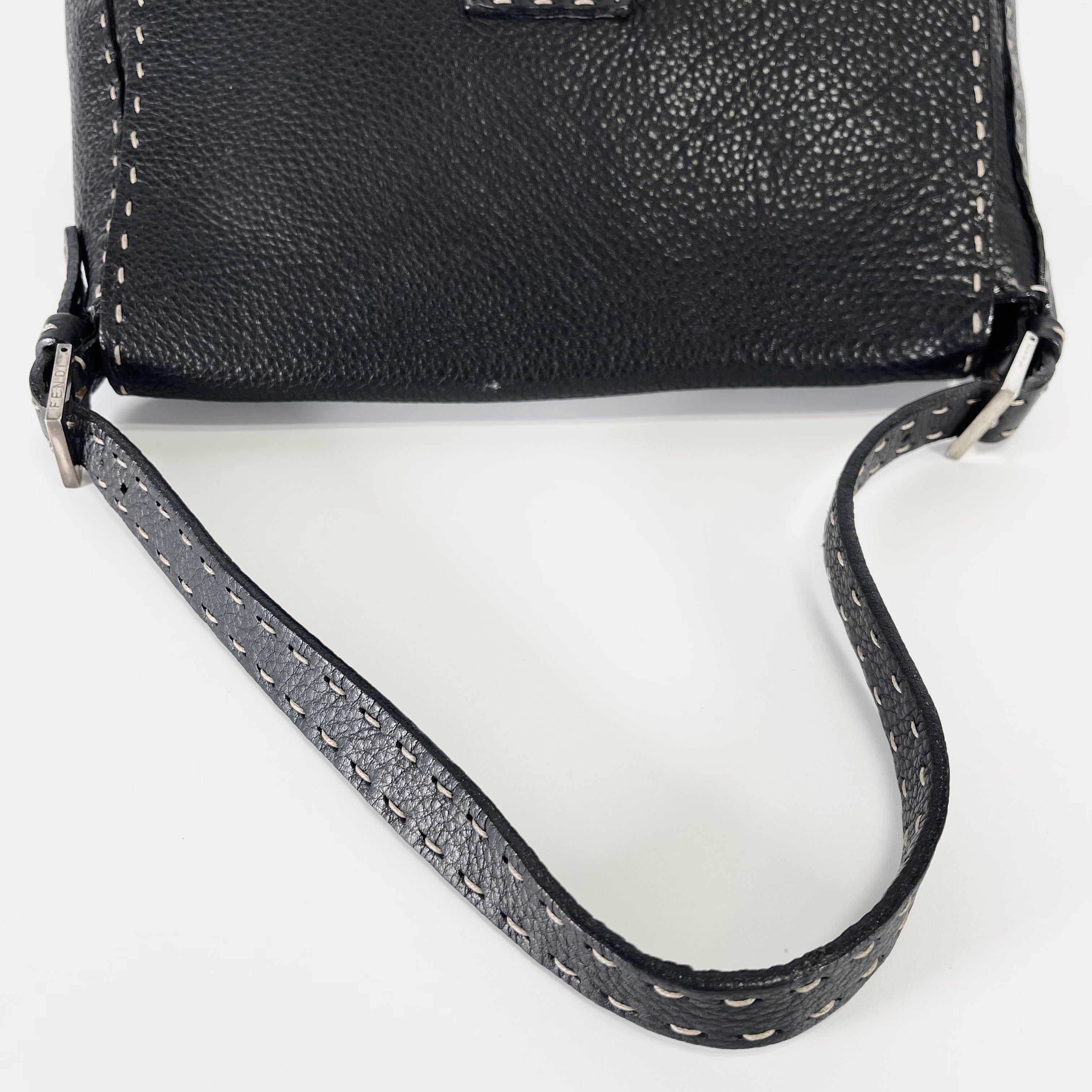 2601 secondhand FENDI hand bag