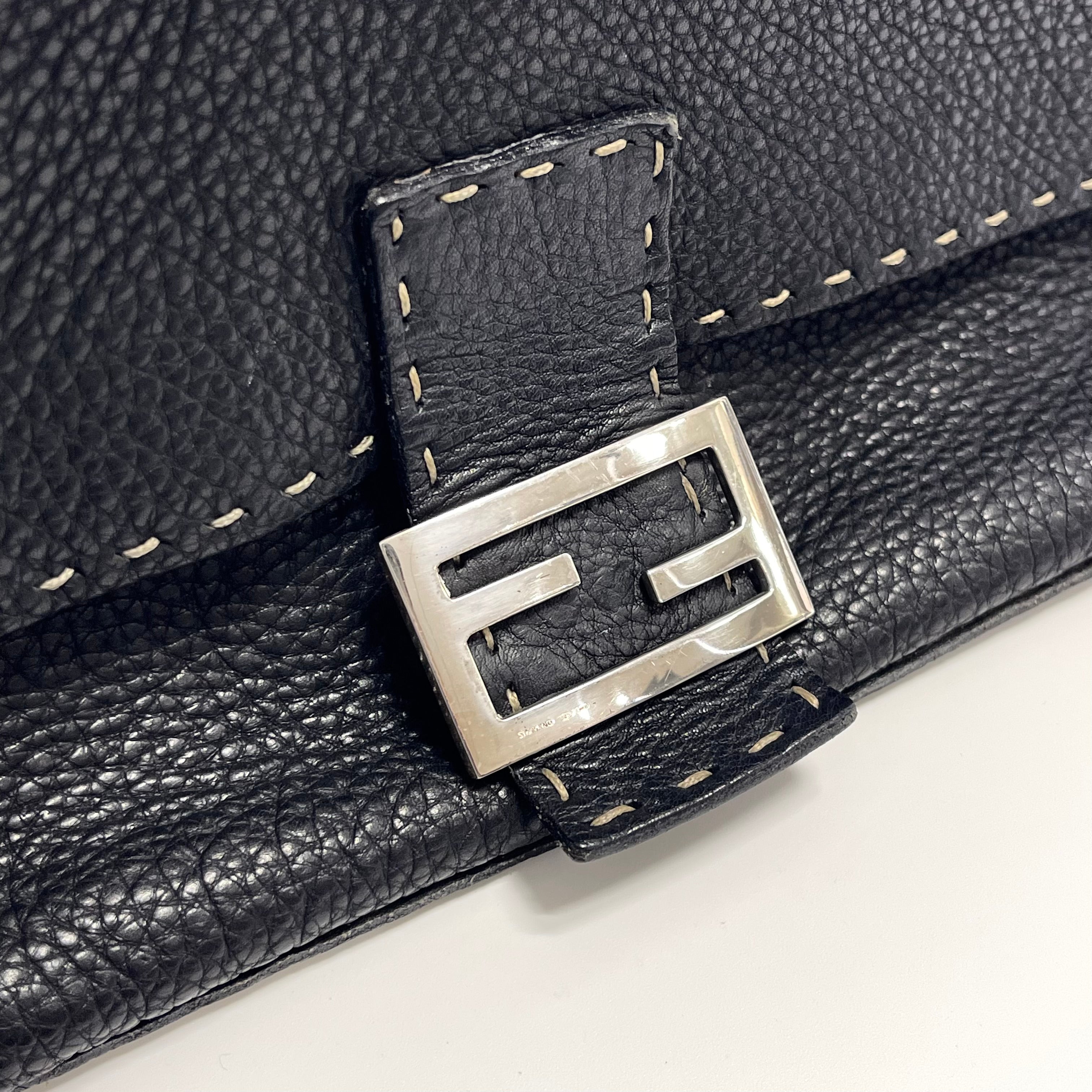 2601 secondhand FENDI hand bag