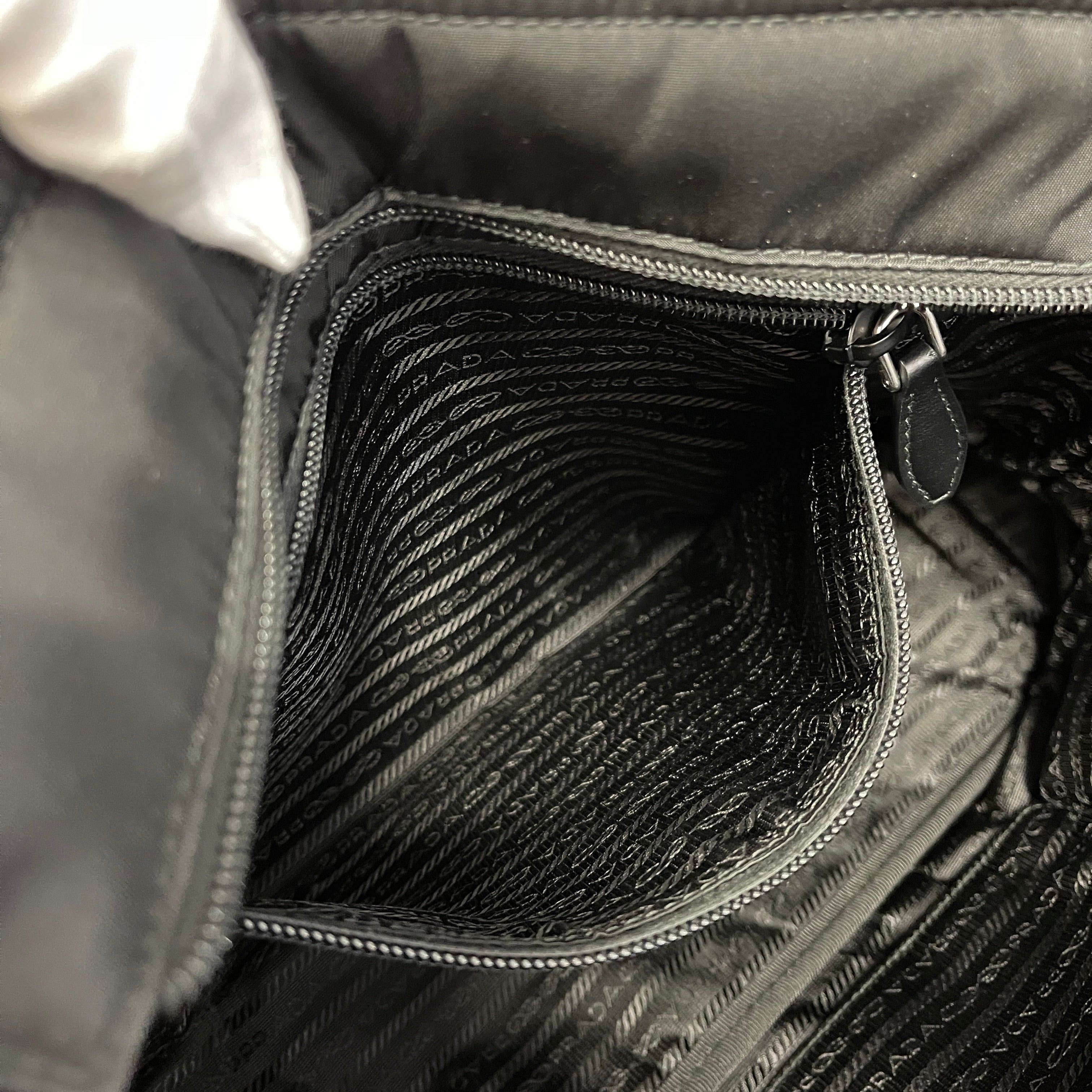 2602 secondhand PRADA handbag ? logo plate nylon black